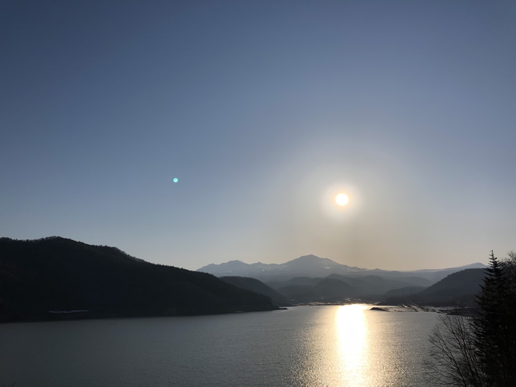 大雪山と湖の夕景